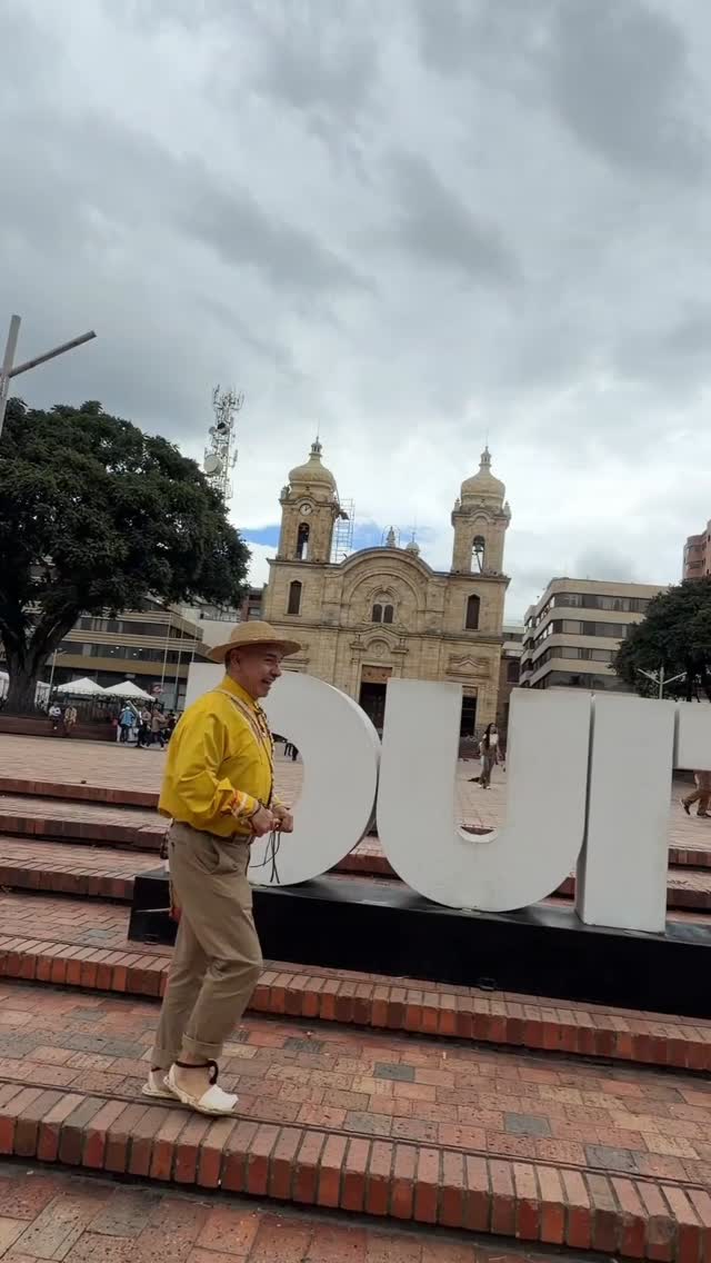 El Boyaco — sombrero, camisa amarilla, plaza